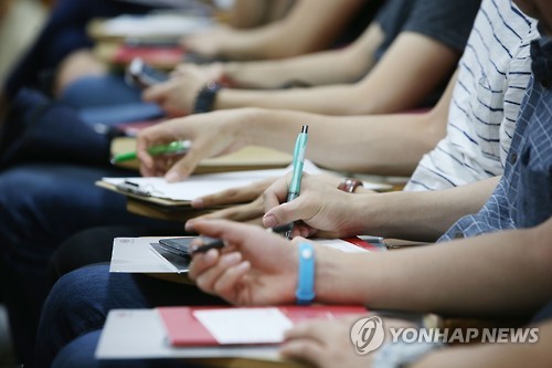 채용설명회에서 대학생들이 관련 설명을 듣고 있다. (연합뉴스 자료사진)