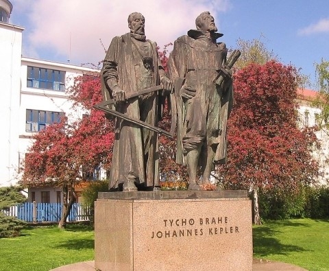 프라하에 있는 튀코 브라헤와 그의 제자 케플러의 동상.