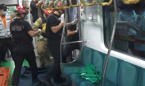 지난 29일 오후 서울 지하철 2호선 강남역에서 지하철 정비업체 직원 조모(29)씨가 역으로 진입하던 열차와 스크린도어 사이에 끼여 숨지는 사고가 발생하자, 소방대원들이 구조작업을 하고 있다.   /사진제공=강남소방서