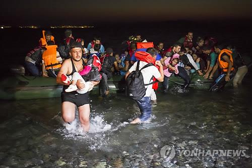 (코스<그리스> AP=연합뉴스) 터키에서 출발한 난민들이 지난 13일 그리스 남동부 코스섬의 해안가에 도착하고 있다.