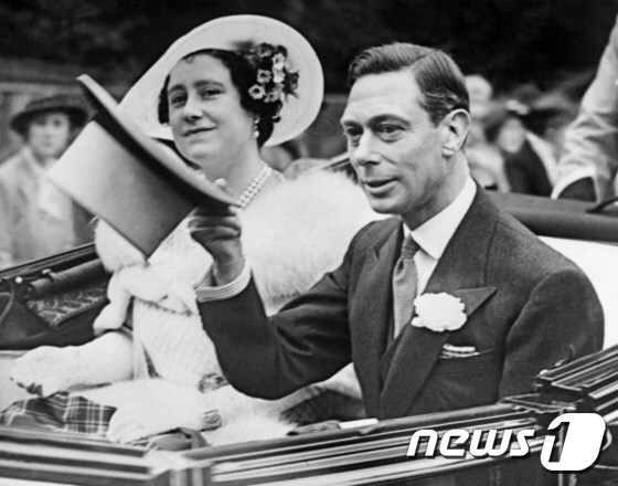 공주 시절의 엘리자베스 영국여왕이 지난 1938년 6월26일(현지시간) 런던에서 아버지인 조지 6세 국왕과 함께 차를 타고 이동하면서 시민들에게 미소로 인사하고 있다.  © AFP=뉴스1