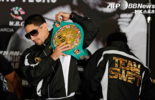 가르시아가 슈퍼라이트급 통합타이틀전 사전 기자회견에서 WBC 벨트를 어깨에 메고 있다. 사진(미국 라스베이거스)=AFPBBNews=News1