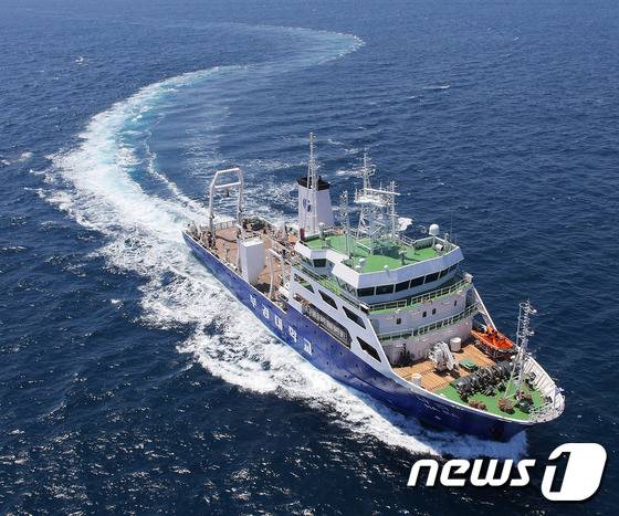 학생들의 승선실습과 해양 연구조사 임무를 수행할 부경대 해양탐사선 ‘나라호’가 오는 3일 취항식을 갖고 본격 운항에 들어간다. 나라호는 파도나 바람에 밀리지 않고 자동으로 위치를 유지하는 ‘선박자동위치제어시스템(DPS)’을 장착해 제자리에서 탐사 작업을 계속 할 수 있다. 규모는 1494t이며 전장 70.7m, 폭 13.5m이다. 최대 14.3노트 속력으로 운항 가능하다..부경대 탐사선 '나라호'(부경대 제공)© News1