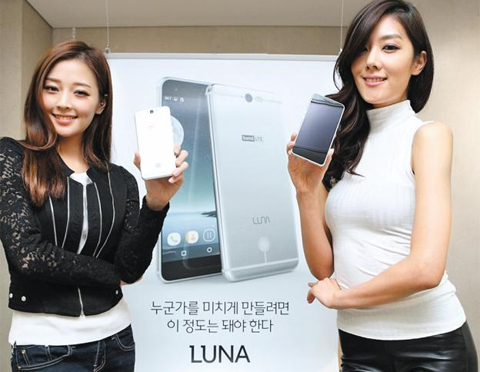 SK텔레콤이 31일 서울 을지로점에서 TG앤컴퍼니의 스마트폰 ‘루나(LUNA)’를 선보이고 있다. /SK텔레콤 제공