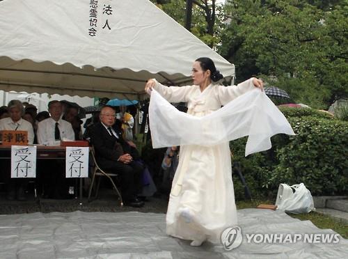 재일 한인 무용가인 김순자 한국전통예술연구원 대표가 진혼무를 추고 있다.