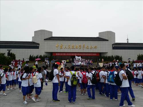 중국인민항일기념관 본관 건물 앞. 단체관람을 온 학생들이 기념사진을 찍고 있다.