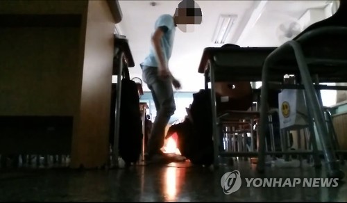 서울 중학교서 부탄가스 폭발, 범행 동영상 인터넷에       (서울=연합뉴스) 1일 오후 서울 양천구의 한 중학교 교실에서 이 학교에서 전학 간 학생의 소행으로 추정되는 소형부탄가스 폭발 사고가 발생했다. 사고 발생 3시간 뒤 한 인터넷 동영상 사이트에  'XX중 테러'라는 제목의 범행 장면으로 추정되는 두 개의 동영상이 올라와 경찰이 수사에 나섰다. << 인터넷 동영상 캡처 >>     toadboy@yna.co.kr