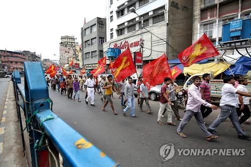 2일 인도 콜카다에서 노동법 개정에 반대하는 노조원들이 시위를 하고 있다.(EPA=연합뉴스)