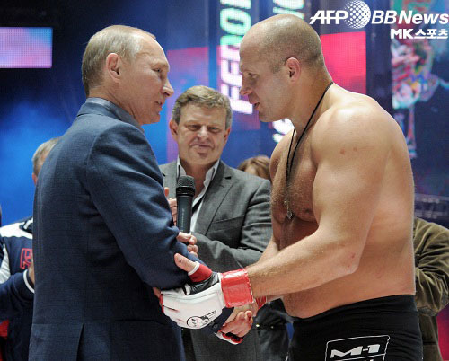 표도르(오른쪽)가 M-1 글로벌 대회에서 제프 몬슨에게 만장일치 판정승을 거둔 후 블라디미르 푸틴(왼쪽) 러시아 대통령과 악수하고 있다. 사진(러시아 모스크바)=AFPBBNews=News1