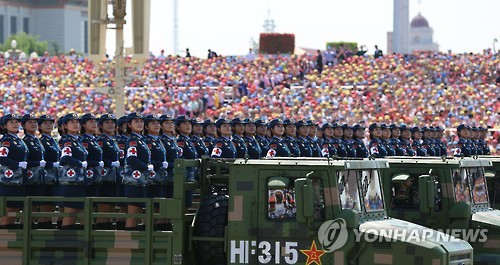 중국이 3일 중국 수도 베이징(北京) 도심과 톈안먼(天安門) 광장에서 진행된 항일전쟁 승리 70주년 기념대회 열병식에서 군사퍼레이드가 열리고 있다.