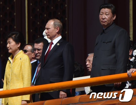 중국 정부의 '항일(抗日)전쟁·반(反) 파시스트 전쟁승리 70주년' 기념 열병식(군사 퍼레이드)이 3일(현지시간) 오전 10시 거행된 가운데 시진핑 중국 국가주석(우측 1번째)과 내외빈 박근혜 대통령(좌측 1번째), 블라디미르 푸틴 러시아 대통령(가운데)이 텐안먼 광장이 내려다보이는 성루에서 행사를 지켜보고 있다. © AFP=뉴스1 © News1 최종일 기자