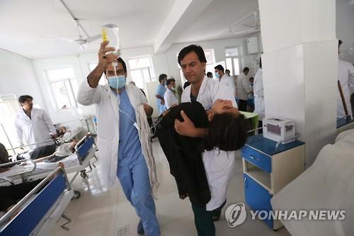 3일 아프가니스탄 헤라트의 병원에서 가스에 중독된 여학생이 병원에서 치료받고 있다.(EPA=연합뉴스)