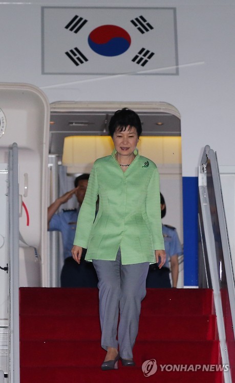중국 방문 일정을 마친 박근혜 대통령이 4일 오후 서울공항에 도착, 전용기에서 내리고 있다.
