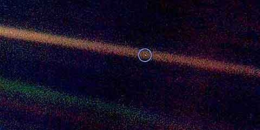 동그라미 속 한 점 티끌이 70억 인류가 사는 지구다. 60억km 떨어진 명왕성 궤도에서 보이저 1호가 찍은 사진. 인류가 우주 속에서 얼마나 외로운 존재인가를  말해준다.