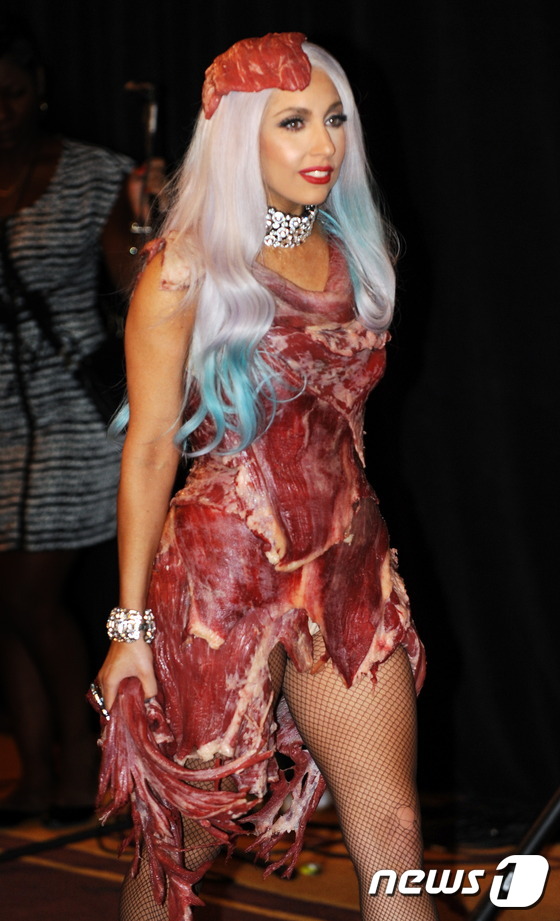 2010년 MTV 비디오뮤직어워드에서 레이디 가가가 생고기 드레스를 입은 모습. © AFP=뉴스1
