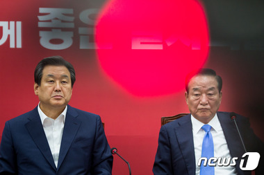 김무성 새누리당 대표(왼쪽)과 서청원 최고위원