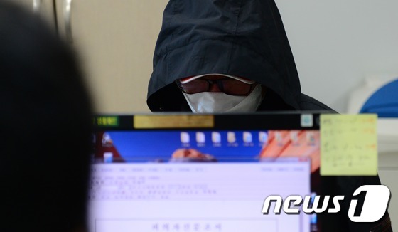 중랑구에서 숨진채 발견된 마사지업소 업주의 살해 용의자 손모(44)씨가 17일 오후 검거돼 서울 중랑경찰서에서 조사를 받고 있다.