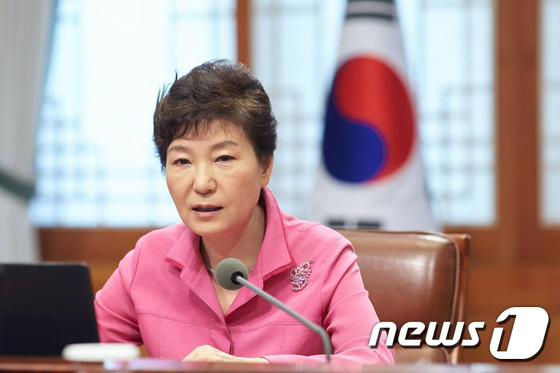 박근혜 대통령이 21일 청와대에서 열린 수석비서관회의를 주재하고 있다. (청와대) 2015.9.21/뉴스1 © News1 이광호 기자