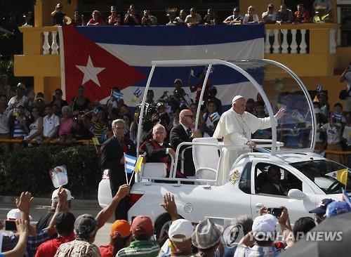 프란치스코 교황이 21일(현지시간) 쿠바 제3의 도시인 올긴을 방문해 주민들의 환영을 받고 있다. (AP=연합뉴스)