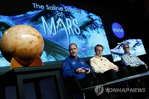 화성탐사, 생명체찾아 '물을 따라가는 것' (워싱턴DC AFP=연합뉴스) 미국항공우주국(NASA)은 18일(현지시간) 화성에 액체 상태의 물이 '소금물 개천' 형태로 흐르고 있음을 시사하는 사진을 공개했다. 화성 표면에 흐르는 물이 존재했던 흔적이 있다는 점은 2000년에, 얼음 형태로 물이 존재한다는 점은 2008년에 각각 밝혀졌으나, 액체 상태의 물이 지금도 흐른다는 증거가 제시된 것은 이번이 처음. 이 발견은 화성에 외계 생명이 존재할 가능성을 시사하는 동시에 앞으로 인간이 화성에 살 수 있게 될 가능성도 보여 주는 것이어서 매우 주목된다. 이날 발표장에서 우주인 출신이며 NASA 우주 탐사계획국 차장인 존 그런스펠드(왼쪽)는 "우리의 화성 탐사는 우주의 생명체를 찾아 '물을 따라가는 것'이었는데, 이제 우리가 오래 의심해 왔던 바가 과학적으로 설득력 있게 입증된 것"이라고 평가했다. bulls@yna.co.kr