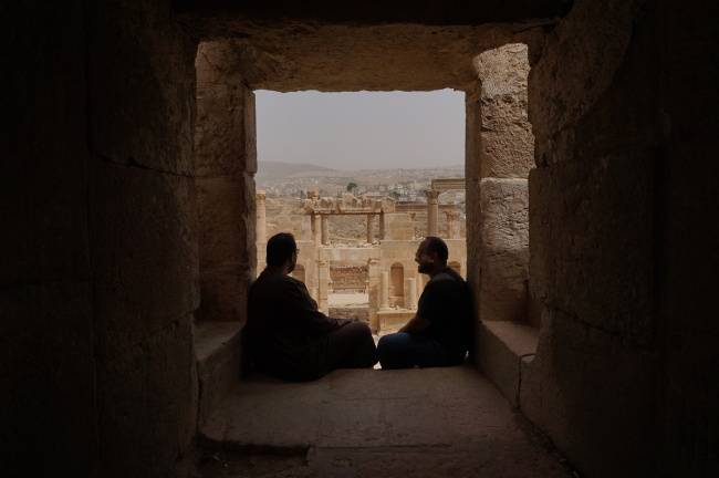 옛 로마 극장 관중석에 앉아 있는 관광객들.