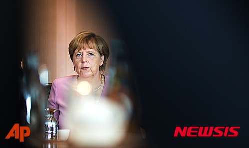 【베를린=AP/뉴시스】8월12일(현지시간) 독일 앙겔라 메르켈 총리가 여름 휴가를 마친 뒤 첫 국무회의를 시작하고 있다. 2015.09.30