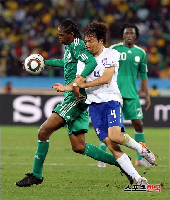 2010 남아공 월드컵에서 나이지리아전에서 활약하던 조용형의 모습. 스포츠코리아 제공