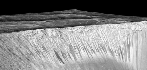 화성 가니(Garni)크레이터에서 발견된 검은 띠의 길이는 100미터에 이른다. 사진=나사/JPL-캘테크/애리조나대