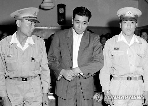 1961년 6월 오쿠니시 마사루 (가운데) 씨가 나바리 독포도주 사건의 첫 공판에 임하는 모습. (교도=연합뉴스)