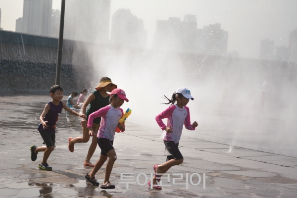 광교호수공원 바닥분수대에서 뛰노는 어린이들