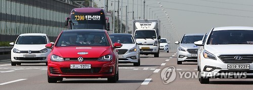 국립환경과학원 교통환경연구소 직원들이 지난달 인천공항고속도로에서  유로6엔진을 장착한 폴크스바겐 골프 GTD(적색,경유사용) 모델을 운전하며 실제 도로 배출가스 시험을 하고 있다.<<연합뉴스 자료사진>>