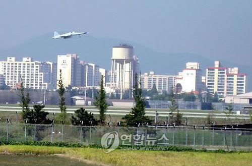 아파트 주변 전투기     (광주=연합뉴스) 민.군 공용공항인 광주공항 인근 주민들이 국가를 상대로 낸 손해배상소송에서 서울중앙지법이 국가의 배상책임을 인정하는 판결을 내렸다. 사진은 주변에 아파트가 밀집된 광주공항에서 전투기가 이륙하는 장면을 촬영한 것. 2009.2.18 <<지방기사 참조, 녹색연합 제공>>     zheng@yna.co.kr