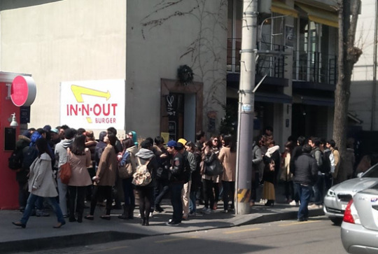 2012년 서울 신사동에 인앤아웃버거 팝업스토어가 생겼을 때 몰려든 인파. 올 3월에도 신사동에서 하루 선착순 한정판매 행사가 열렸다.