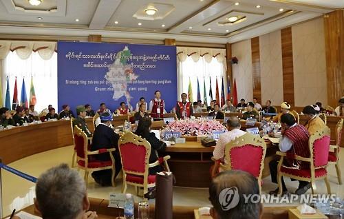 미얀마 주요 소수민족 반군 대표들이 지난 5월 북부 샨주 팡산에 모여 전국 휴전협정 체결에 관해 논의하고 있다.(EPA=연합뉴스 자료사진)