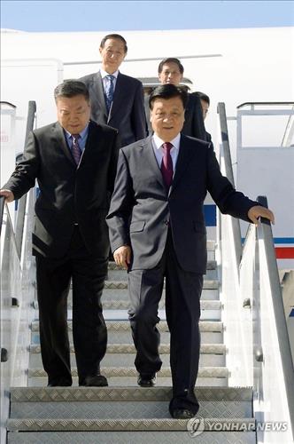 평양에 도착한 류윈산 중국공산당 정치국 상무위원(첫줄 오른쪽)과 왕자루이 중국공산당 대외연락부장(뒷줄 왼쪽). 장예쑤이 중국 외교부 상무부부장(뒷줄 오른쪽)으로 보이는 인물도 있다. (교도=연합뉴스DB)