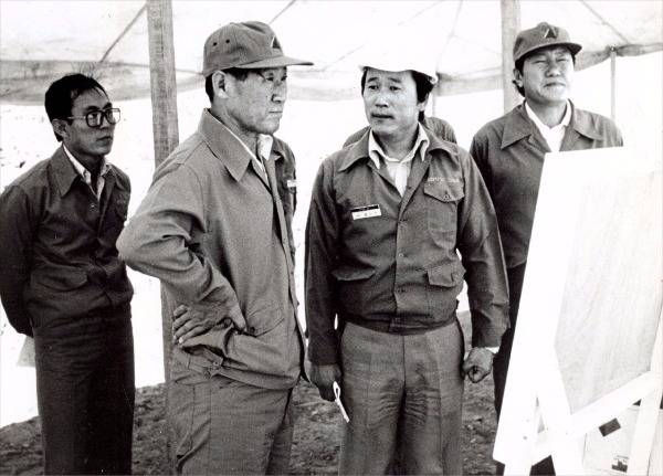 1979년 4월 사우디아라비아 제다의 주택건설 현장을 방문한 정주영 회장이 브리핑을 받고 있다. 한경DB