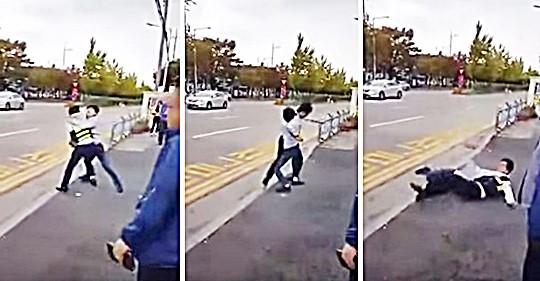 한 조선족 남성이 한국 경찰의 목을 감고 넘어뜨리는 장면. 영상 캡처