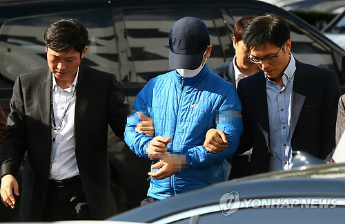 조씨의 오른팔 강태용에게 돈을 받은 혐의(뇌물수수)로 구속된 정모(40) 전 경사 (연합뉴스 자료사진)