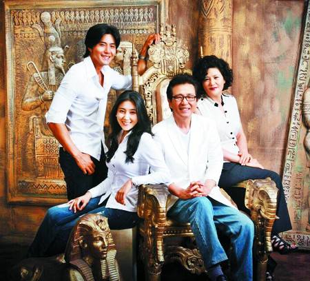 장욱조 목사가 아내 서경숙, 아들 희웅, 딸 지연과 가족사진을 찍었다. 장 목사는 자신에게 가장 소중한 세 가지 만남은 어머니, 아내, 하나님과의 만남이라고 한다.