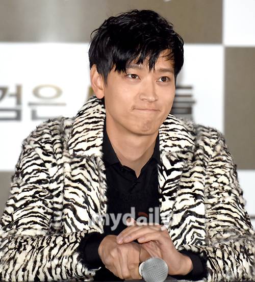 ▲ 강동원 '인상을 써도 잘생긴 얼굴'