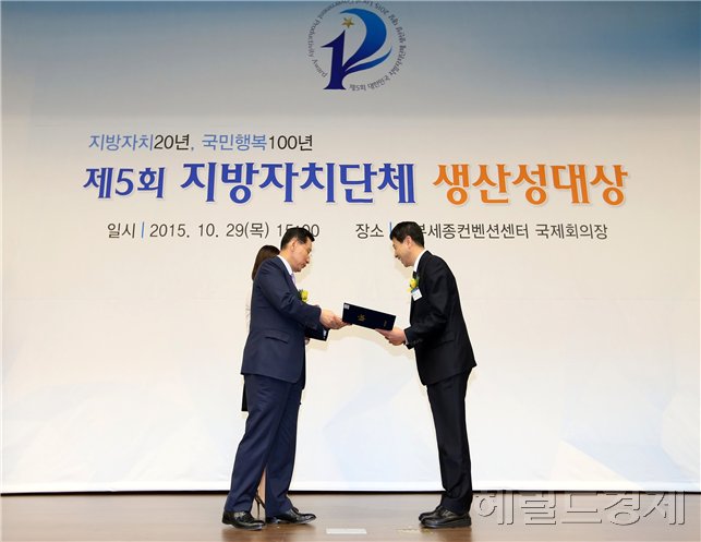▶금천구 조영준 기획경제국장(오른쪽)이 문화복지분야 우수사례상을 수상하고 있다