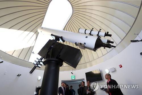 (부산=연합뉴스) 조정호 기자 = 12월 문을 여는 국립부산과학관 내부가 3일 공개되어 관람객들이 360㎜천체망원경을 살펴보고 있다. 국립부산과학관은 기장군 동부산관광단지 내 11만3천㎡의 부지에 전체면적 2만4천906㎡ 규모로 건립됐다. 내부시설로는 동남권 주력산업인 자동차, 항공, 조선, 원자력, 방사선의학을 주제로 한 상설전시관과 천체투영관, 천체관측소, 캠프관 등을 갖추고 있다. 전시물의 80%가 체험형이다. 2015.11.3 ccho@yna.co.kr