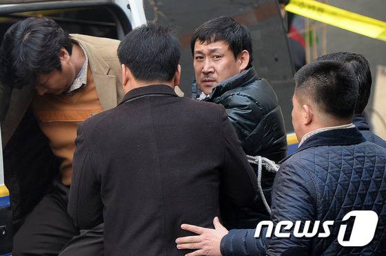 '안산 인질살해' 혐의를 받고 있는 김상훈이 지난해 1월19일 오전 경기 안산시 상록구 본오동에서 현장검증을 마치고 차량으로 이동하고 있다. /뉴스1 © News1 이재명 기자