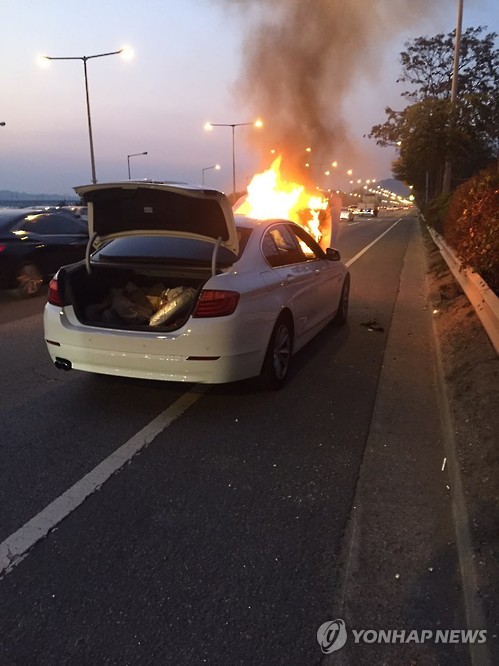 리콜받은 BMW520d 주행 중 화재로 전소(연합뉴스 자료사진)