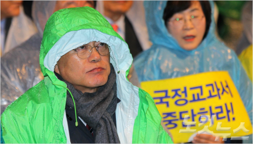 지난 6일 오후 서울 종로구 보신각 앞에서 열린 새정치민주연합 역사교과서 국정화 저지 규탄대회에 새정치민주연합 문재인 대표가 참석하고 있다. (사진=박종민 기자)