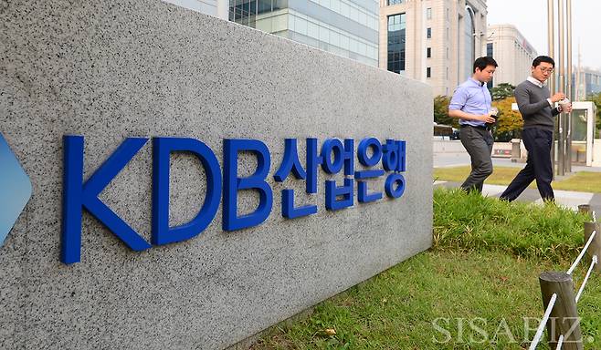 9일 KDB산업은행은 KDB대우증권과 산은자산운용 매각 입찰 적격자로 KB금융지주, 미래에셋증권, 한국투자증권, 대우증권우리사주조합 등 4곳을 선정했다./ 사진=KDB산업은행