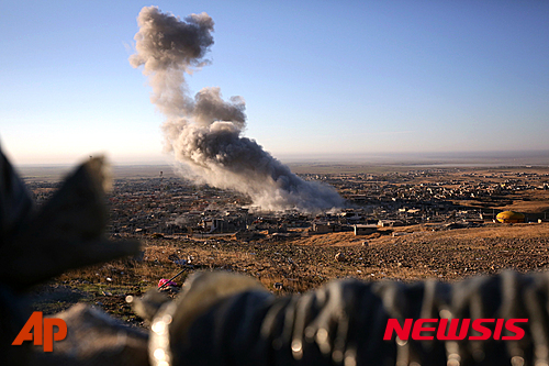 【신자르=AP/뉴시스】극단이슬람 무장조직 이슬람국가(IS) 가 장악한 이라크 신자르에서 12일(현지시간) 미군이 폭격작전이 단행된 이후 검은 연기가 치솟고 있다. 2015.11.12