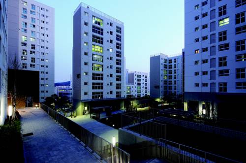 강남지구 A4블록 공동주택은 거주자들이 땅으로부터 특별한 기쁨을 누리도록 하기 위해 대지를 여러 개의 작은 마당으로 나누고 단지 환경의 중심을 바닥에 내려놓았다. /사진제공=건축사사무소 협동원