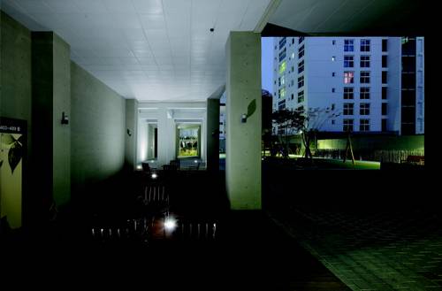 필로티는 작은 마당들을 서로 연결해주는 동시에 주민들의 사랑방 역할도 한다.