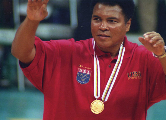 ⓒAP Photo : 1960년 인종차별에 반대해 올림픽 금메달을 강에 버린 알리는 1996년 IOC로부터 새 메달을 받았다.